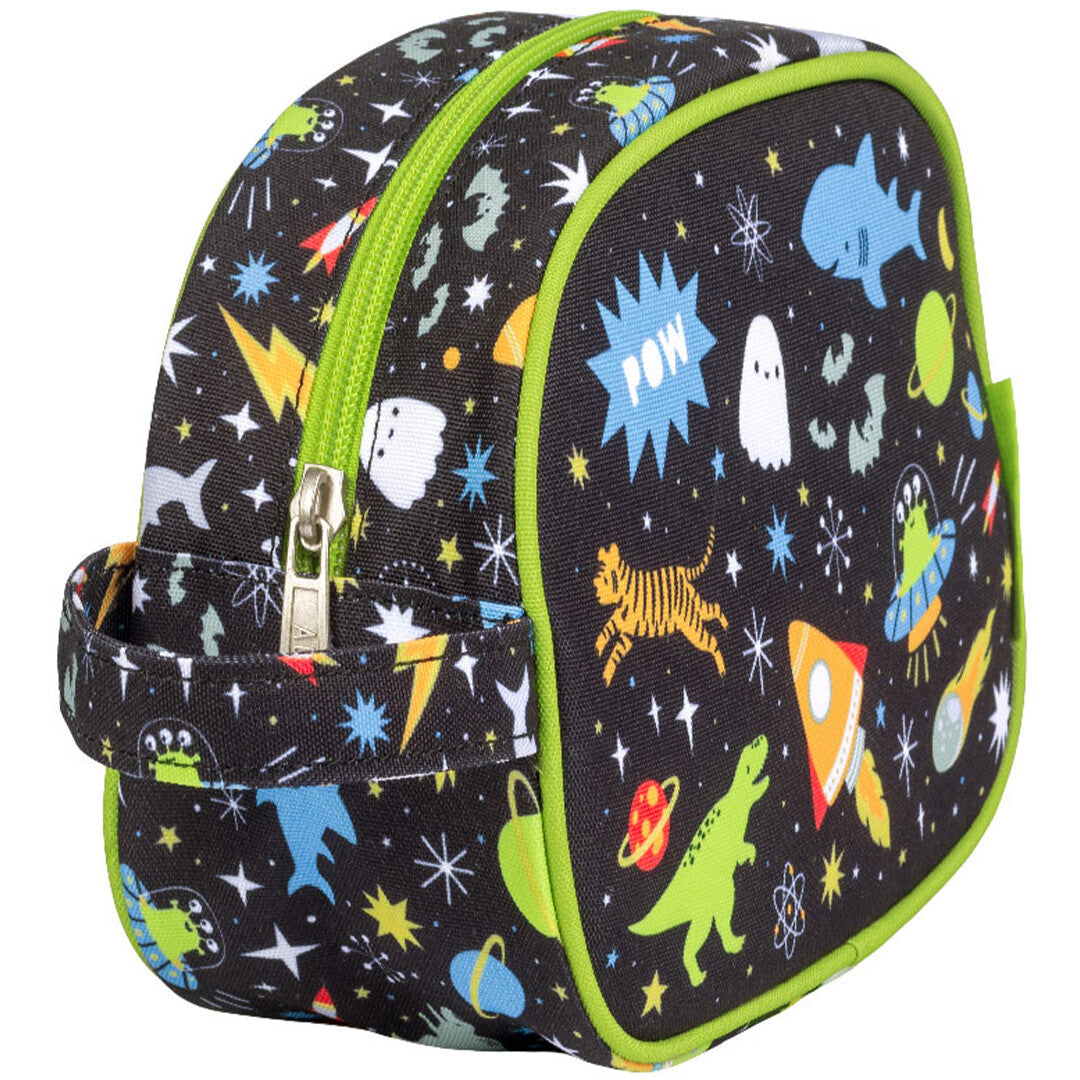 Schuine weergave van de a little lovely company toilettas met galaxy-thema en groene rits.