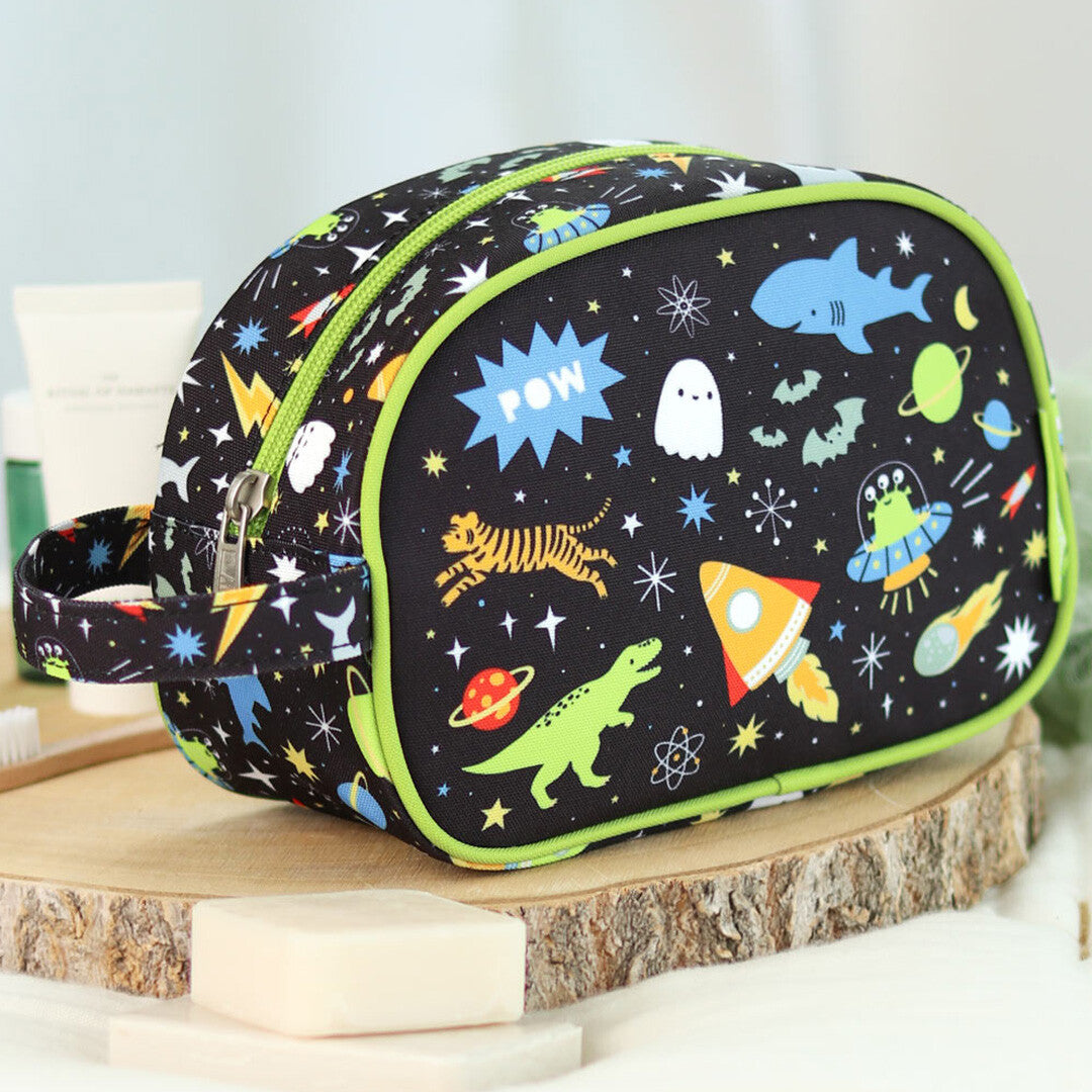 a little lovely company toilettas met galaxy-thema op een houten schijf met zeep en andere toiletartikelen.