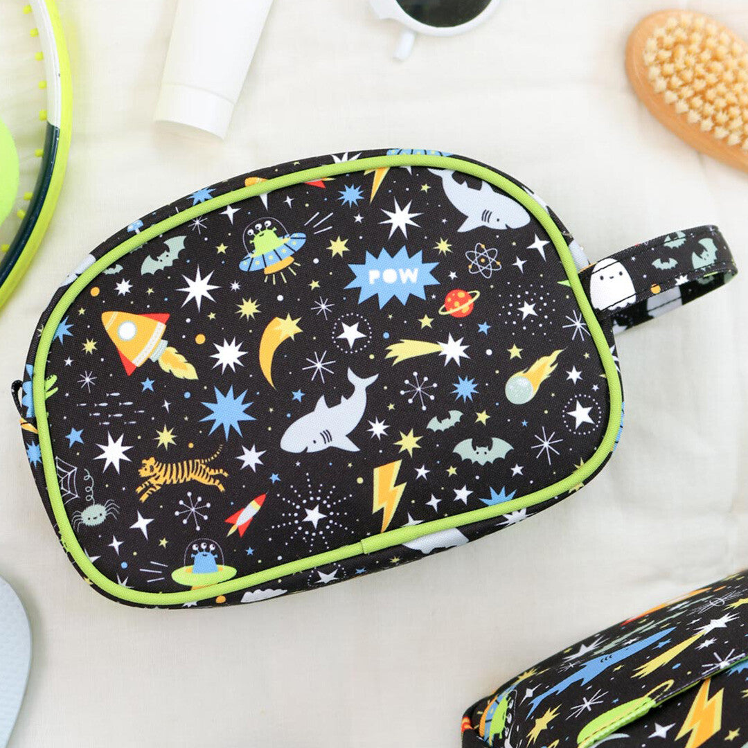 Bovenaanzicht van de a little lovely company toilettas met galaxy-thema, omringd door diverse spullen.