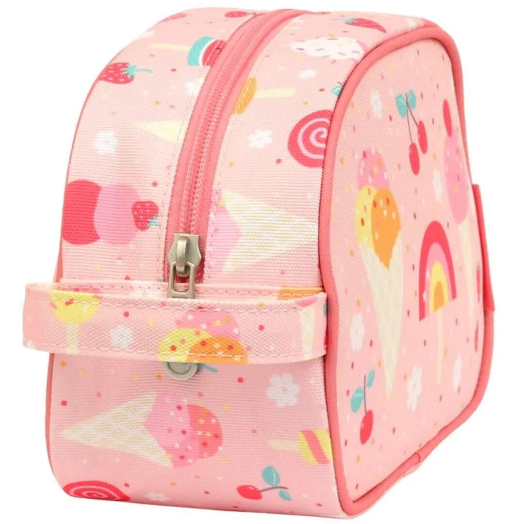 Zijaanzicht van de a little lovely company roze toilettas met ijsjes patroon en rits.