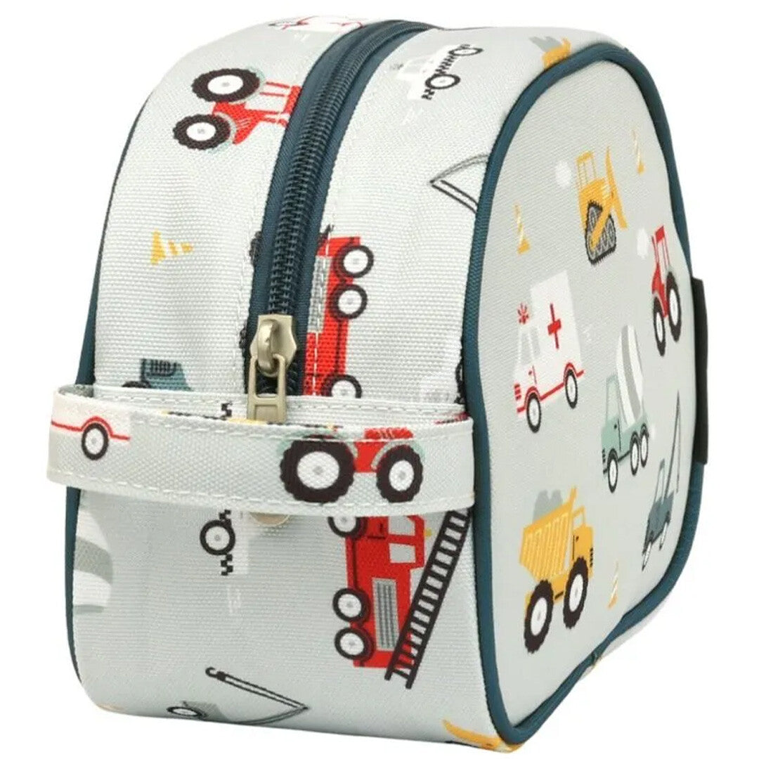 Zijkant van de A Little Lovely Company toilettas met voertuigenpatroon en ritssluiting.