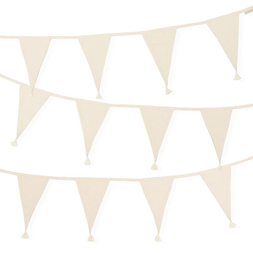Drie rijen van de a little lovely company stoffen vlaggenslinger in crème kleur met kwastjes.