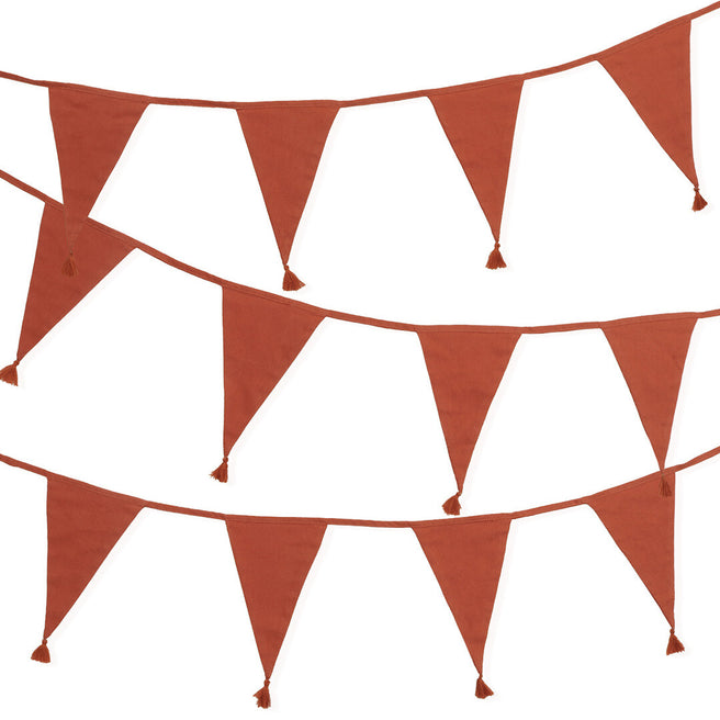 Drie rijen a little lovely company terracotta stoffen vlaggenslinger met kwastjes tegen een witte achtergrond.