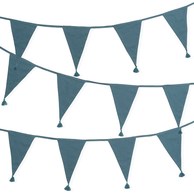 a little lovely company stoffen slinger in vintage blauw, uitgespreid met kwastjes aan elke vlag.