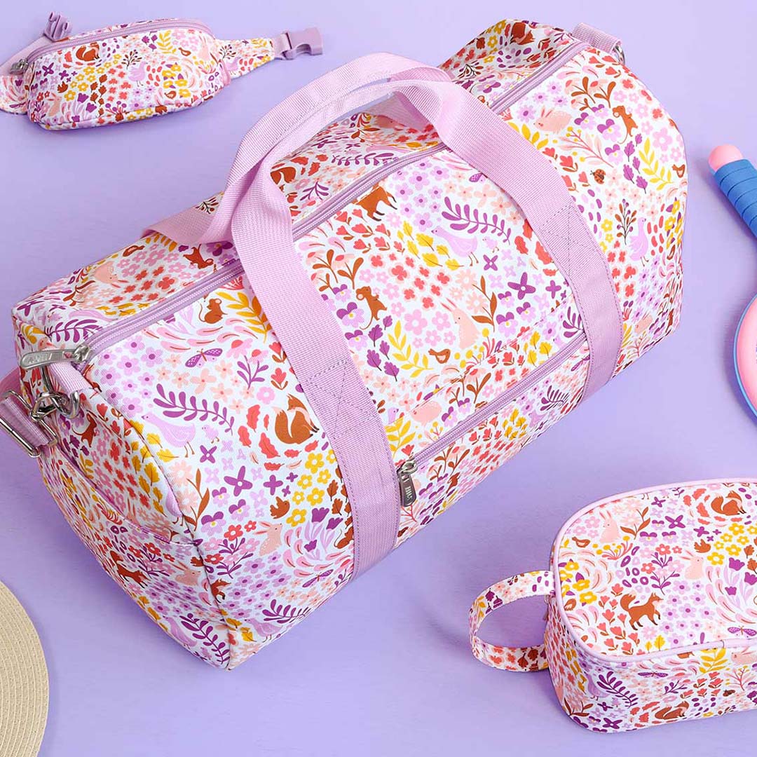 a little lovely company kinder weekendtas met bloemen- en dierenprint, samen met een bijpassende heuptas en etui.