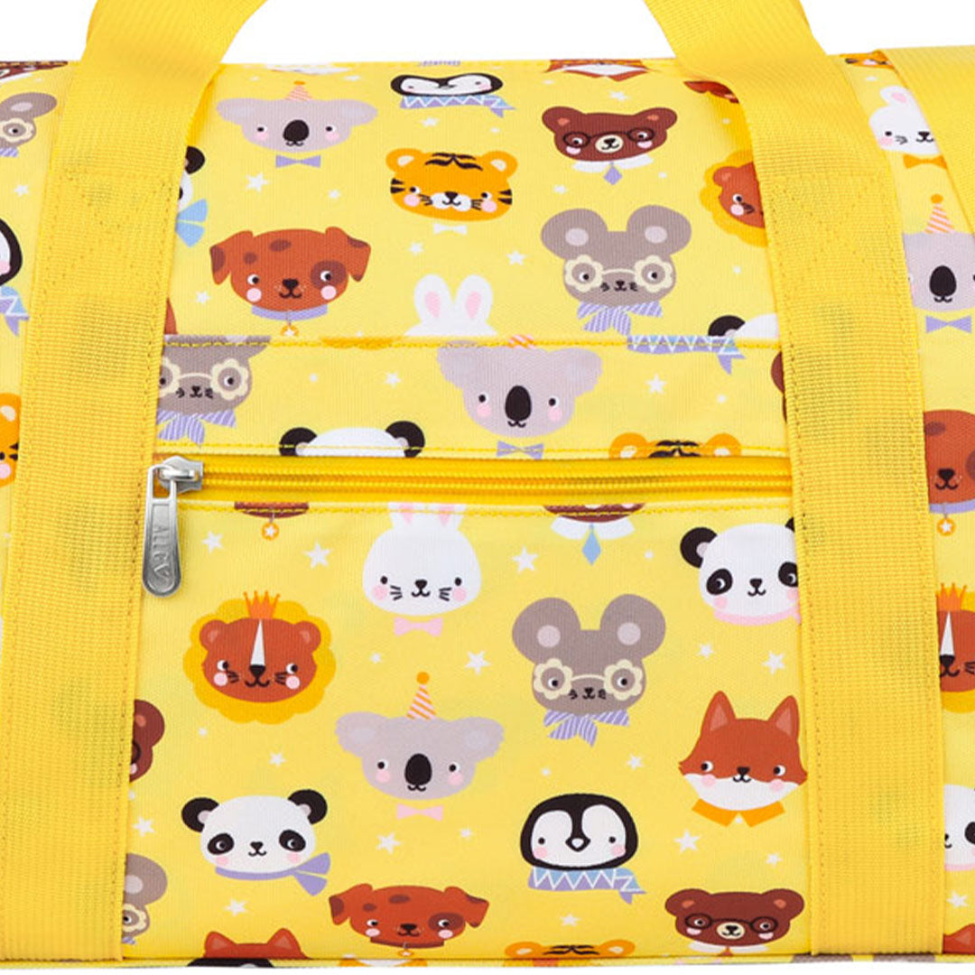 Detail van de gele kinder weekendtas met dierenvriendenpatroon en een ritsvak aan de voorkant.