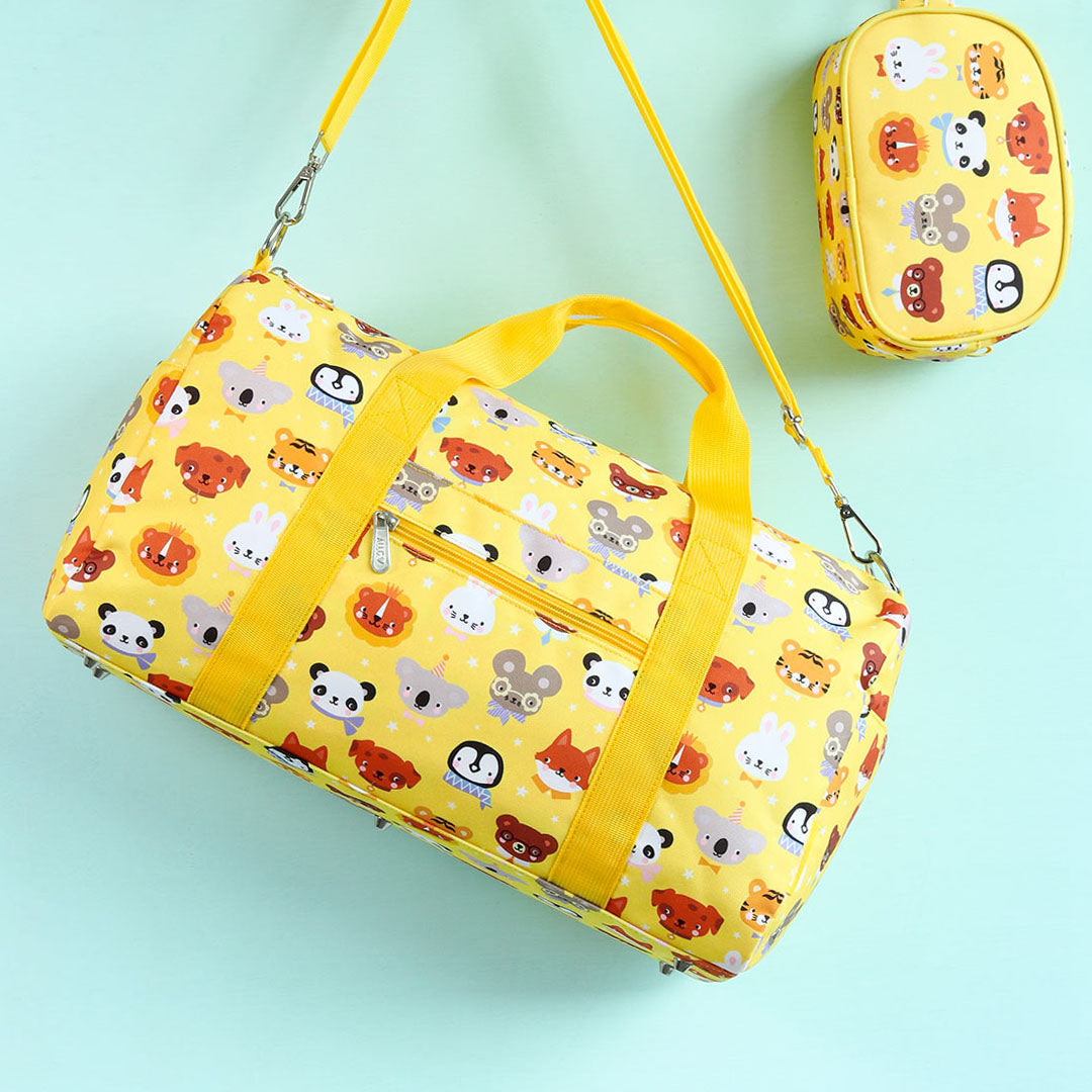 De gele kinder weekendtas met dierenvriendenpatroon hangt naast een bijpassend kleiner tasje.