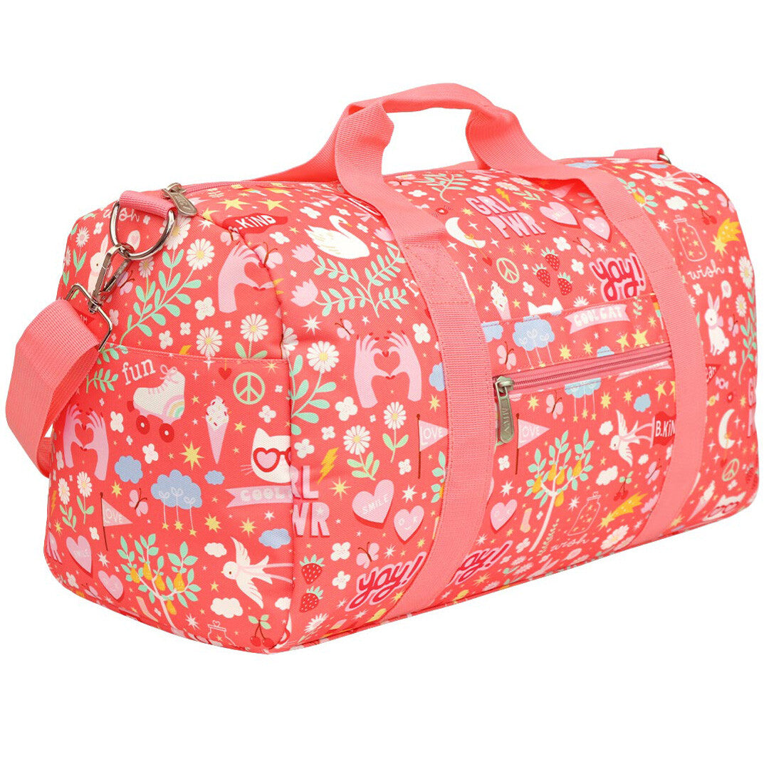 a little lovely company roze weekendtas voor kinderen met vrolijke print, schuin van voren gefotografeerd.