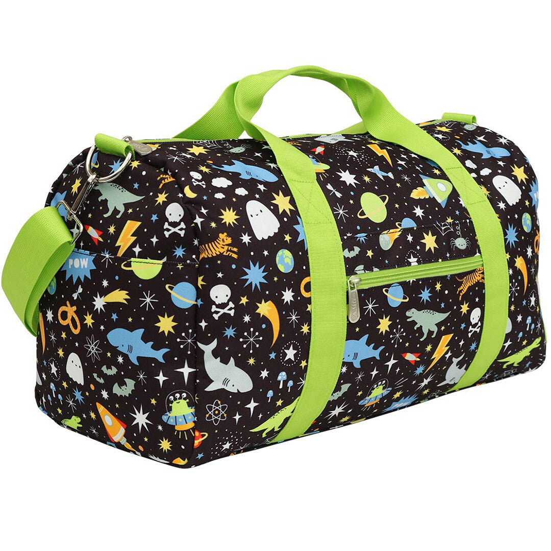 a little lovely company kinder weekendtas met galaxy patroon en groene schouderband, schuin van voren gezien.