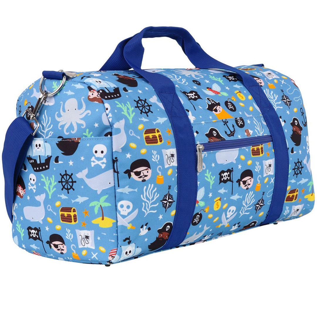 Een schuine packshot van de a little lovely company kinderweekendtas met piratenthema.