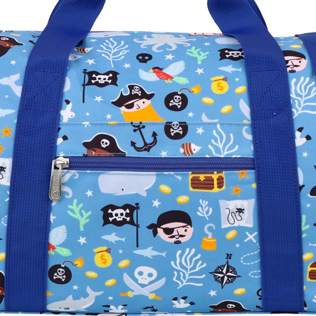 Detail van de a little lovely company kinderweekendtas met piratenthema, met de rits en diverse figuren.