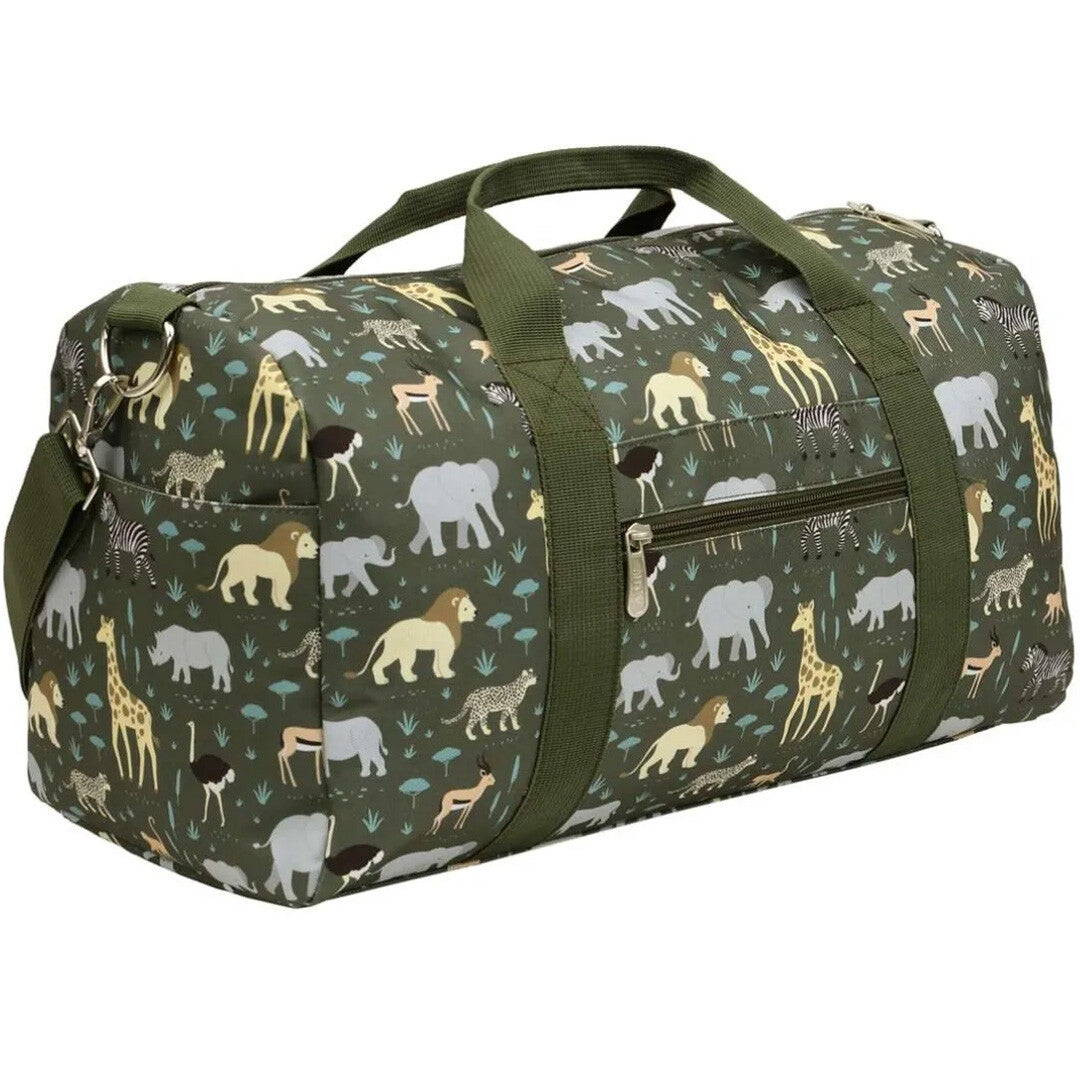 a little lovely company groene kinderweekendtas met savannedierenpatroon, schuin van voren gezien.