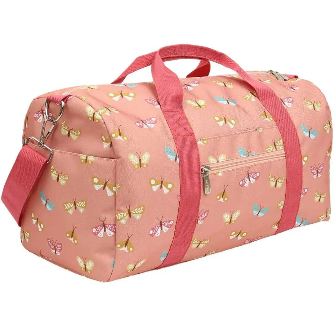 A little lovely company roze kinderweekendtas met vlinderpatroon, schuin van voren gezien.