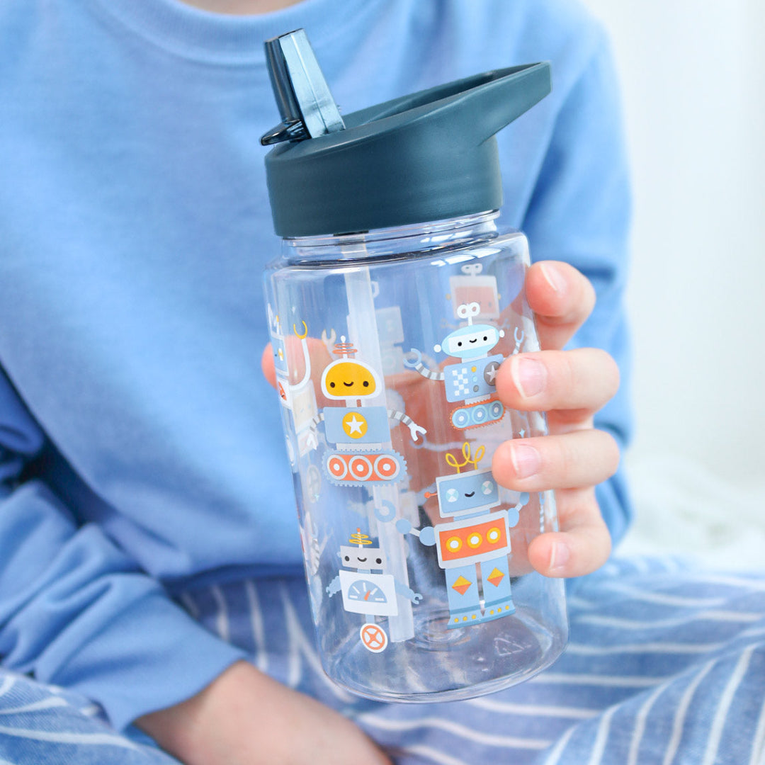 Een kind houdt de A Little Lovely Company kinderdrinkfles met robotfiguren vast.