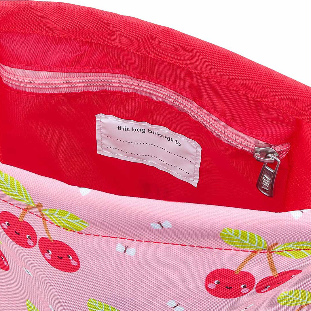 Detail van de binnenkant van de roze gymtas met naamlabel en ritsvak.