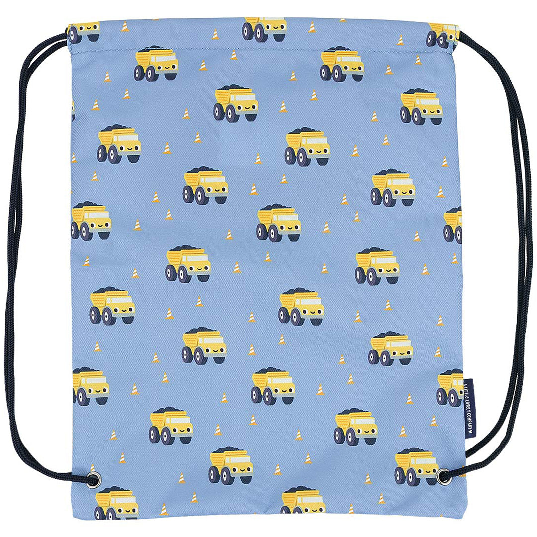 Een platliggende blauwe a little lovely company gymtas met een patroon van gele kiepwagens en oranje verkeerskegels.