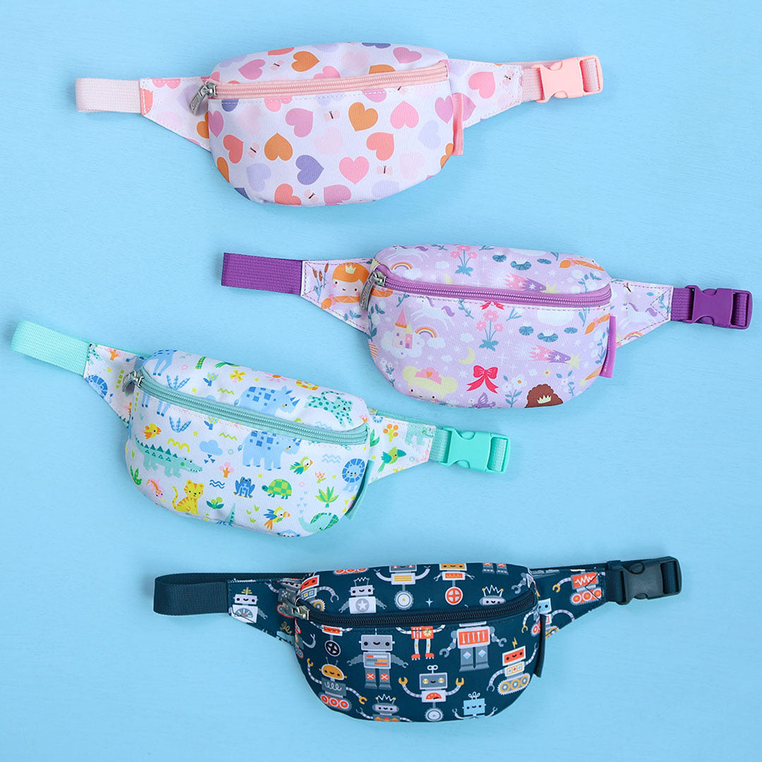 Vier verschillende a little lovely company kinder heuptassen met diverse prints op een blauwe achtergrond.