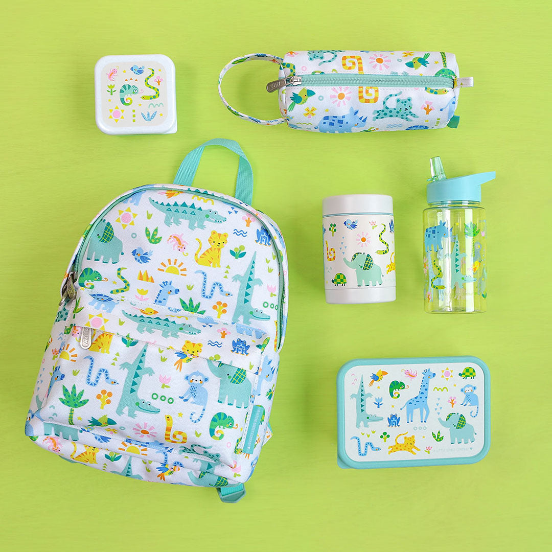 Een a little lovely company kleuterrugzak met bijpassende lunchbox, etui, snackdoos, thermos en drinkfles met jungle dierenprint.