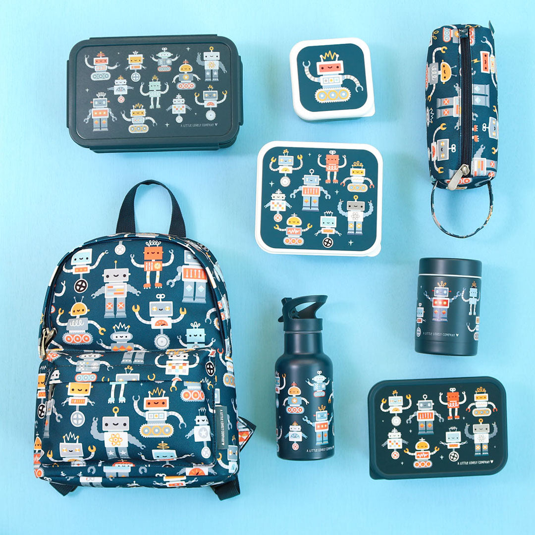 Een collectie a little lovely company schoolspullen voor kinderen met robotfiguren, waaronder lunchboxen, een rugzak en een drinkfles.