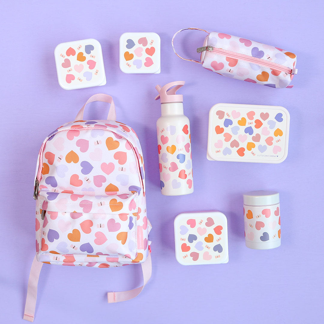 Een a little lovely company collectie van schoolspullen met hartjespatroon, inclusief een rugzak, drinkfles en pennenetui.