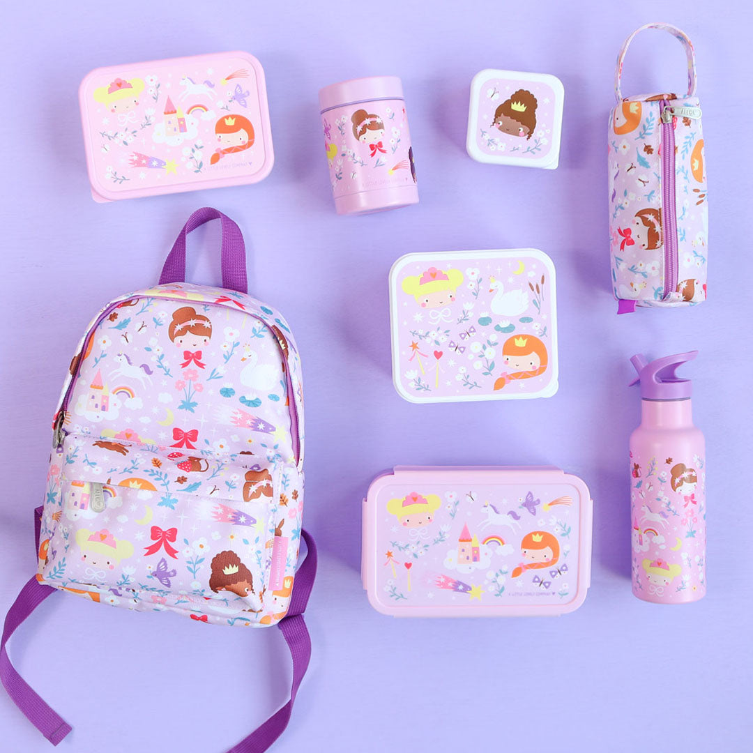 Een collectie van a little lovely company schoolspullen met prinsessenpatroon, waaronder een rugzak, broodtrommels en een pennenetui.