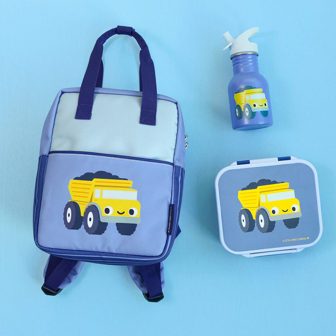 De a little lovely company peuterrugzak met kiepwagen, een bijpassende waterfles en lunchbox op een blauwe ondergrond.