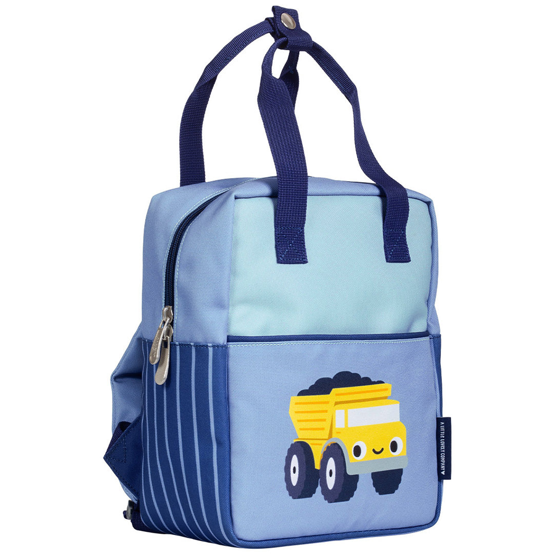 Schuine vooraanzicht van de a little lovely company peuterrugzak met kiepwagen-illustratie en een zijrits.