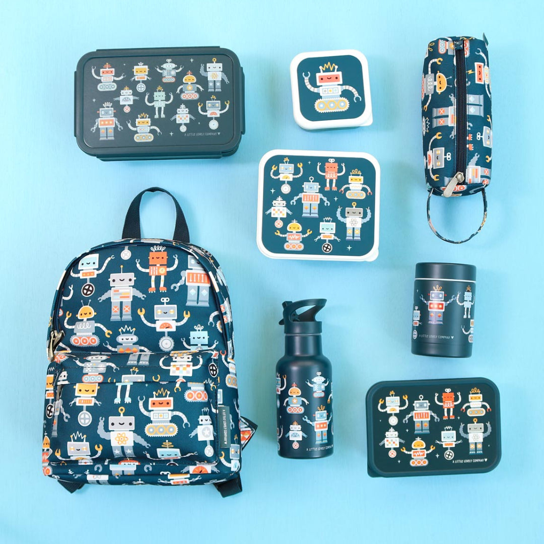 Een collectie van a little lovely company producten met robotthema, waaronder een broodtrommel, rugzak en drinkfles.