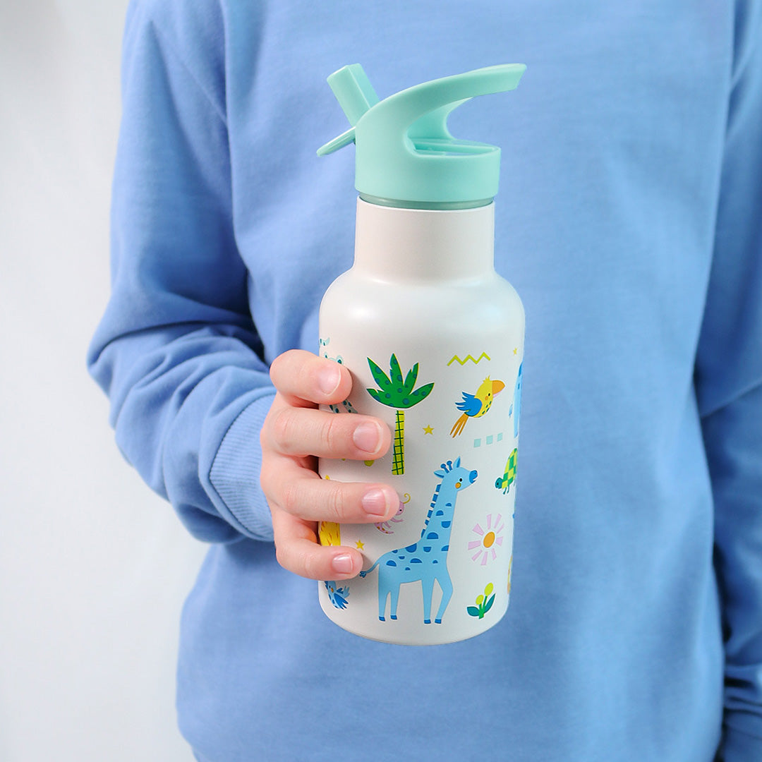 Een kind houdt de a little lovely company kinderdrinkfles met jungle dierenpatroon vast.