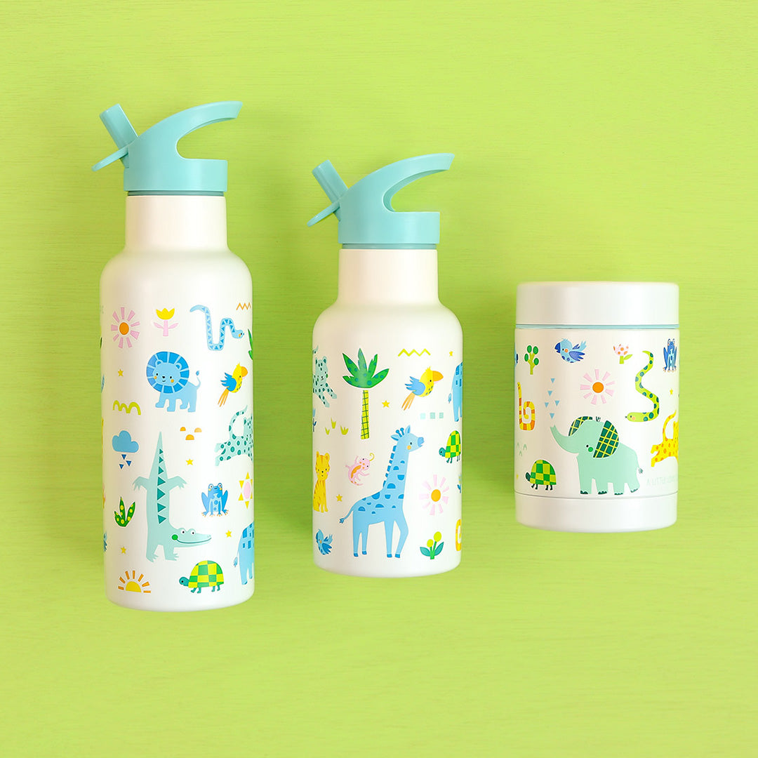 Twee a little lovely company kinderdrinkflessen en een voedselpot met jungle dierenpatroon op een groene achtergrond.
