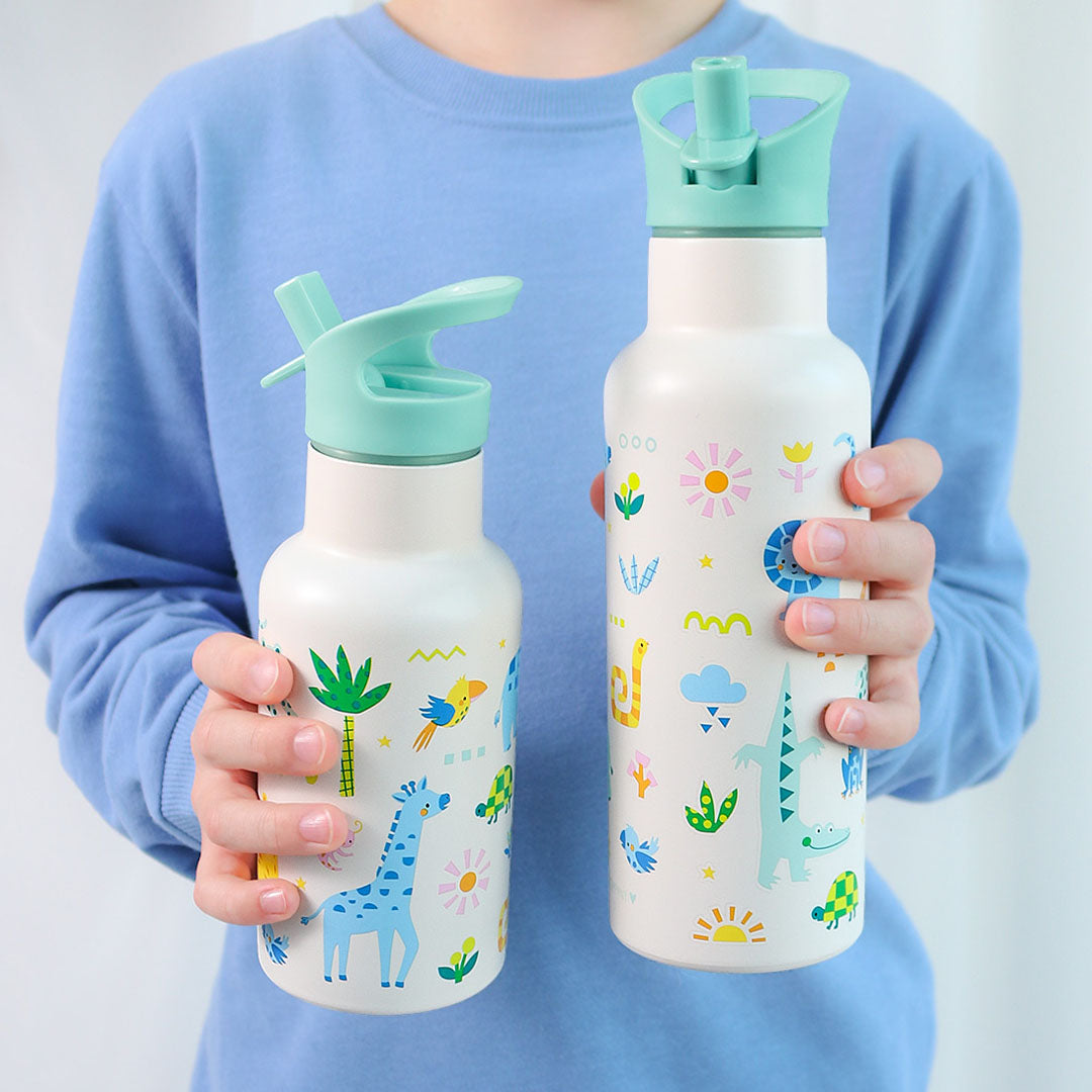 Een kind houdt twee a little lovely company kinderdrinkflessen met jungle dierenpatroon vast.