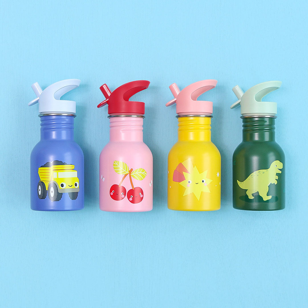 Vier a little lovely company rvs kinderdrinkflessen in verschillende kleuren en thema's naast elkaar op een blauwe ondergrond.