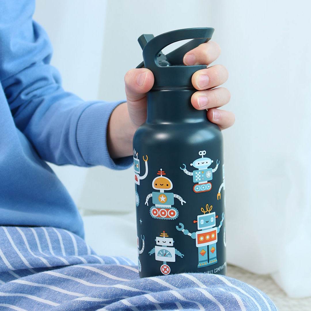 Een hand houdt een a little lovely company donkerblauwe kinder drinkfles met robotpatroon vast.