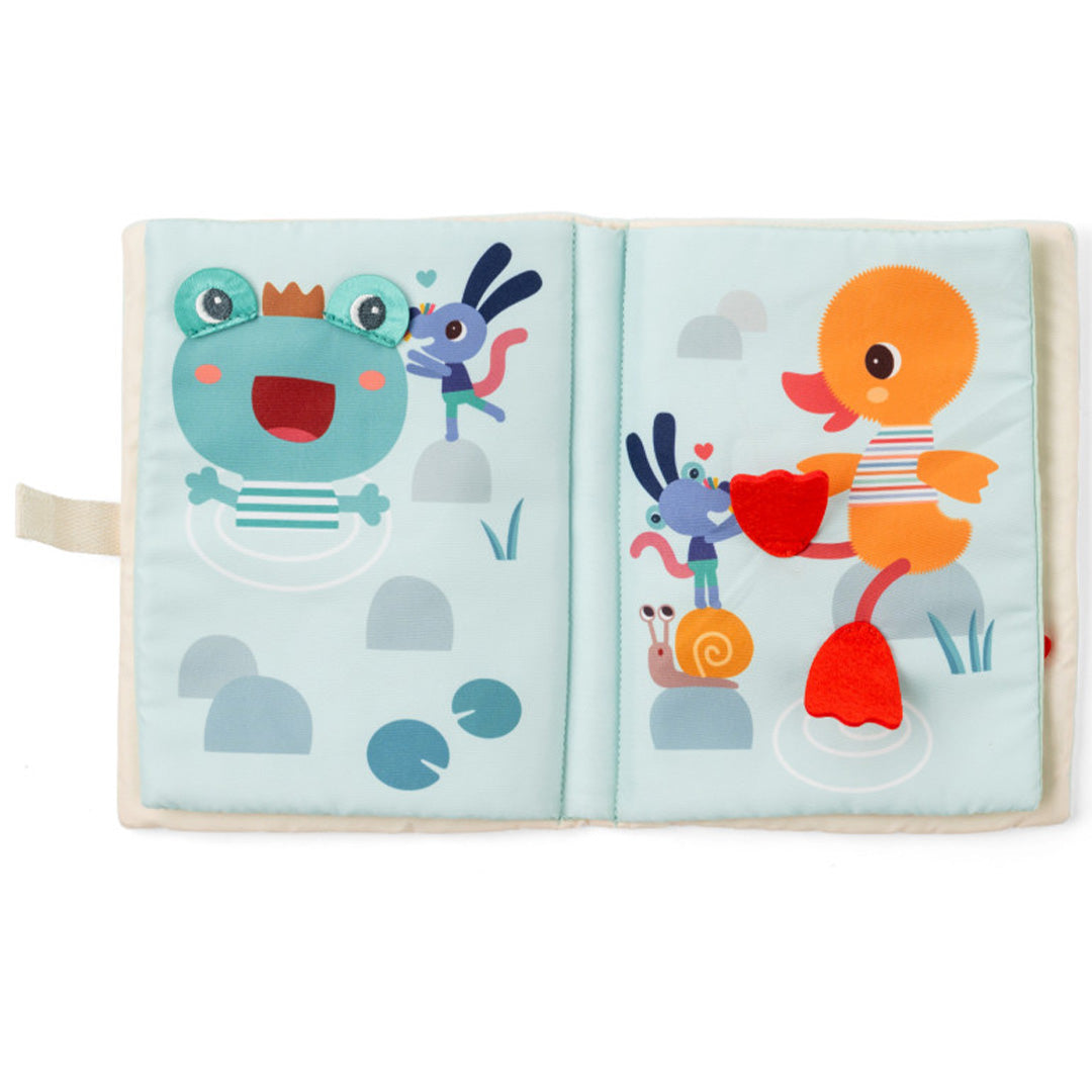 Open Lilliputiens activiteitenboek voor baby's met een groene kikker en een oranje eend op de pagina's.