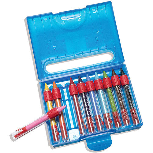 Aladine badkrijtjes in een open blauwe plastic bewaardoos, met één roze krijtje eruit.