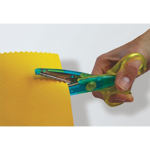 Een hand knipt met een gele kartelschaar een golvende rand in geel papier.
