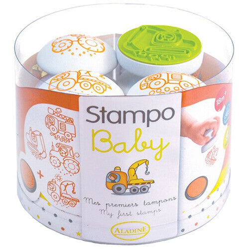 Aladine Stampo Baby stempelset met vier voertuigstempels en een oranje stempelkussen in de verpakking.