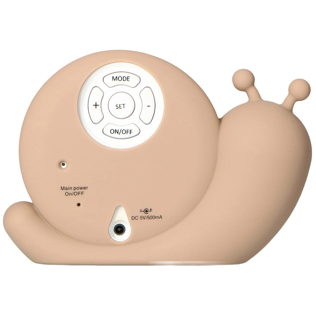 De achterkant van de Zazu slaaptrainer en wekker in de vorm van een beige slak, met bedieningsknoppen en aansluitingen.