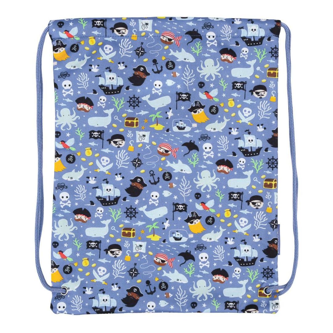 Een blauwe a little lovely company kinder gymtas met piratenpatroon, van voren gezien.