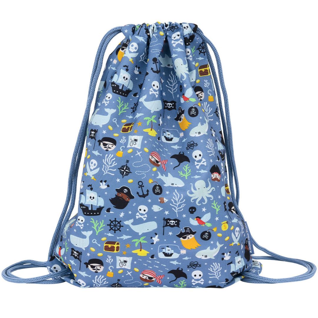 Een blauwe a little lovely company kinder gymtas met piratenpatroon, schuin gefotografeerd.