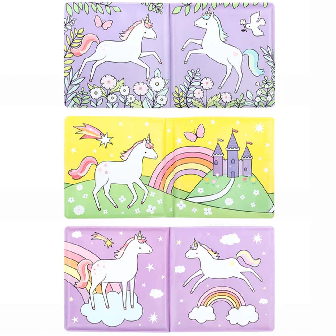Drie open magische badboekjes met ingekleurde tekeningen van eenhoorns, regenbogen en kastelen.