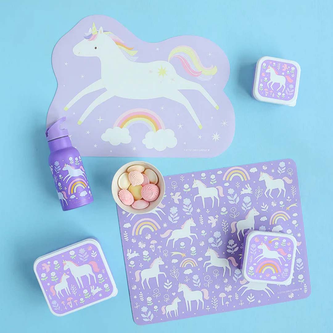 A Little Lovely Company placemats met eenhoorn en bijpassende drinkfles en bewaardoosjes op een blauwe ondergrond.