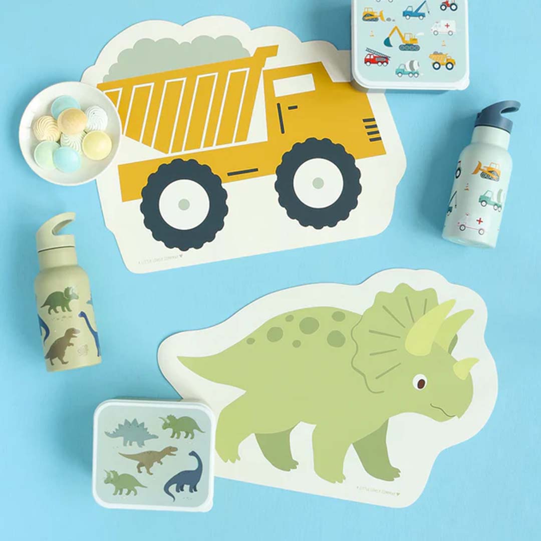 Twee A Little Lovely Company placemats, een groene dinosaurus en een gele kiepwagen, met bijpassende lunchboxen en drinkflessen.