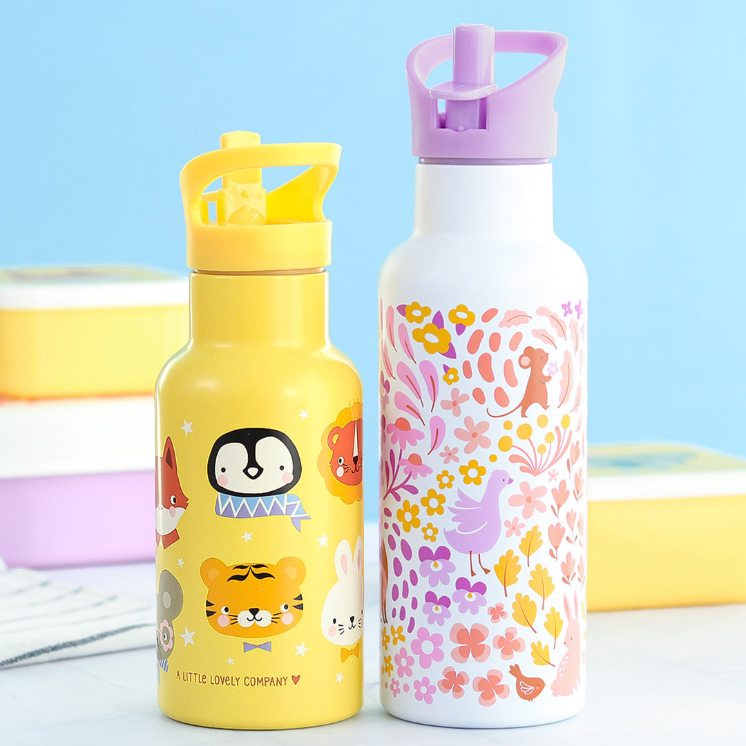 Twee a little lovely company rvs kinderdrinkflessen, één wit met bloemen en dieren, en één gele met dieren.