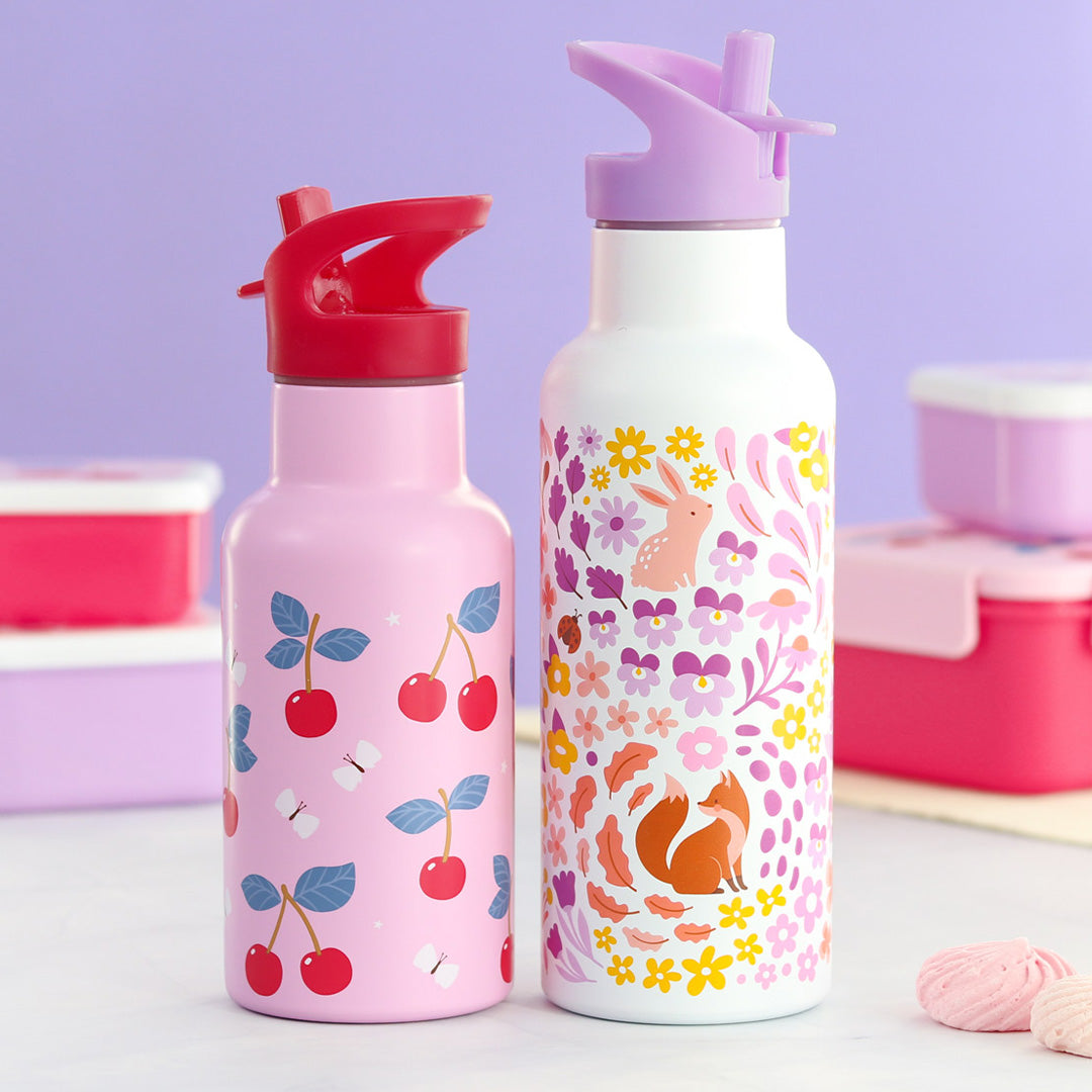 Twee kinderdrinkflessen, een roze met kersen en een witte met vos en konijn.