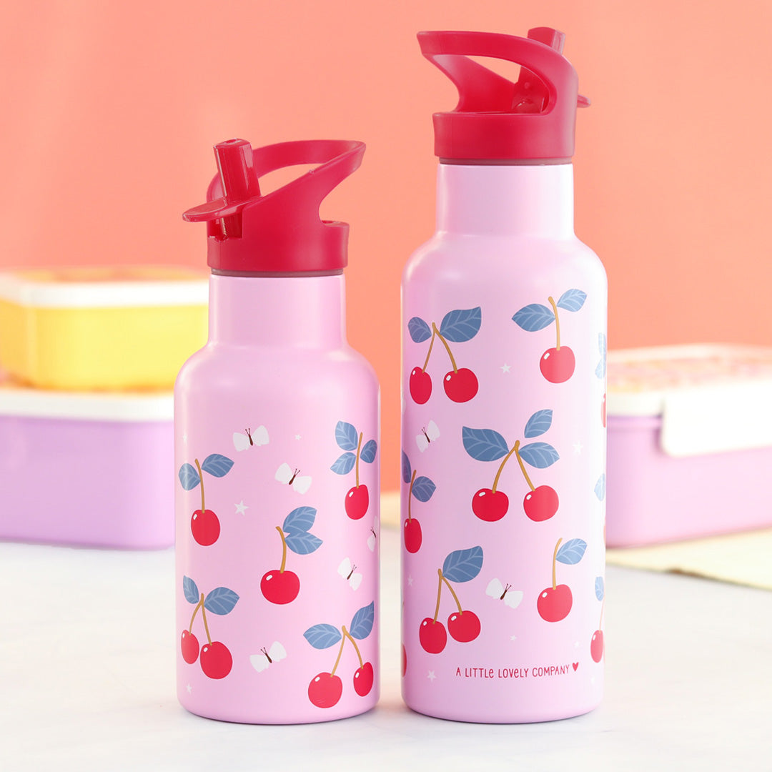 Twee A Little Lovely Company roze kinder drinkflessen van roestvrij staal met kersenpatroon, in verschillende formaten.
