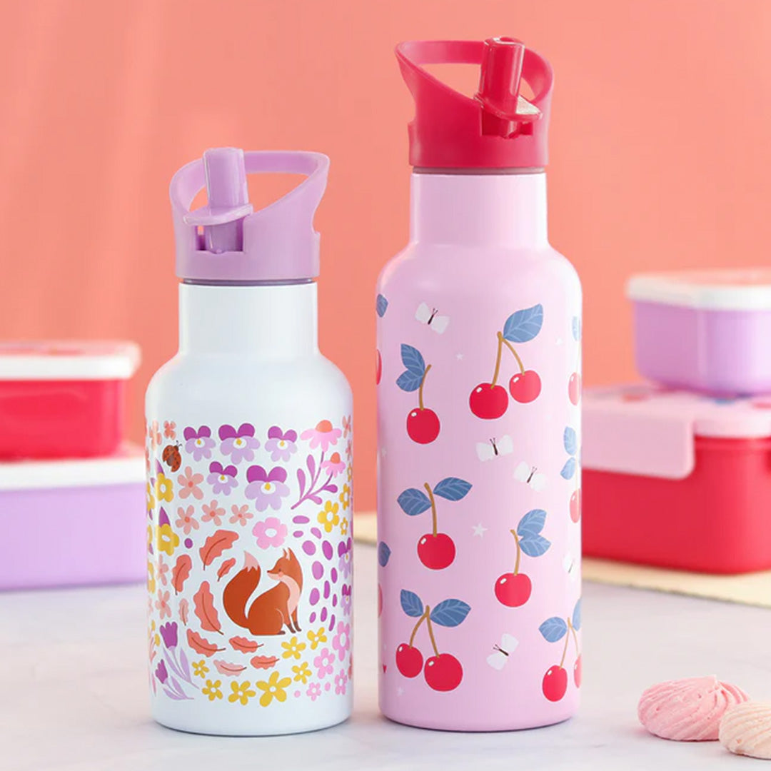 Een A Little Lovely Company roze kinder drinkfles met kersenpatroon naast een witte drinkfles met vossenprint.