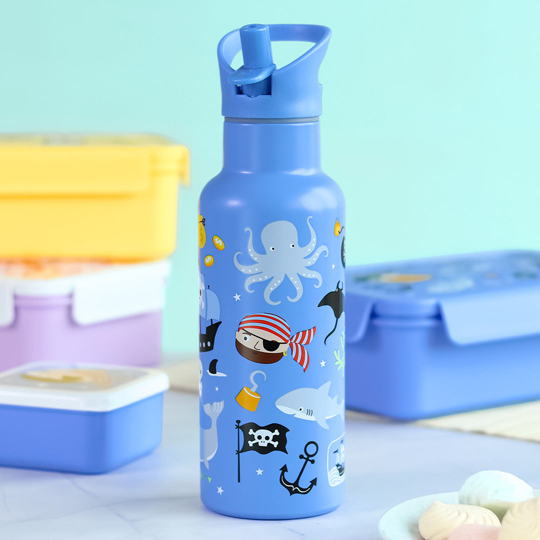 a little lovely company kinderdrinkfles met piratenprint, omringd door lunchboxen.