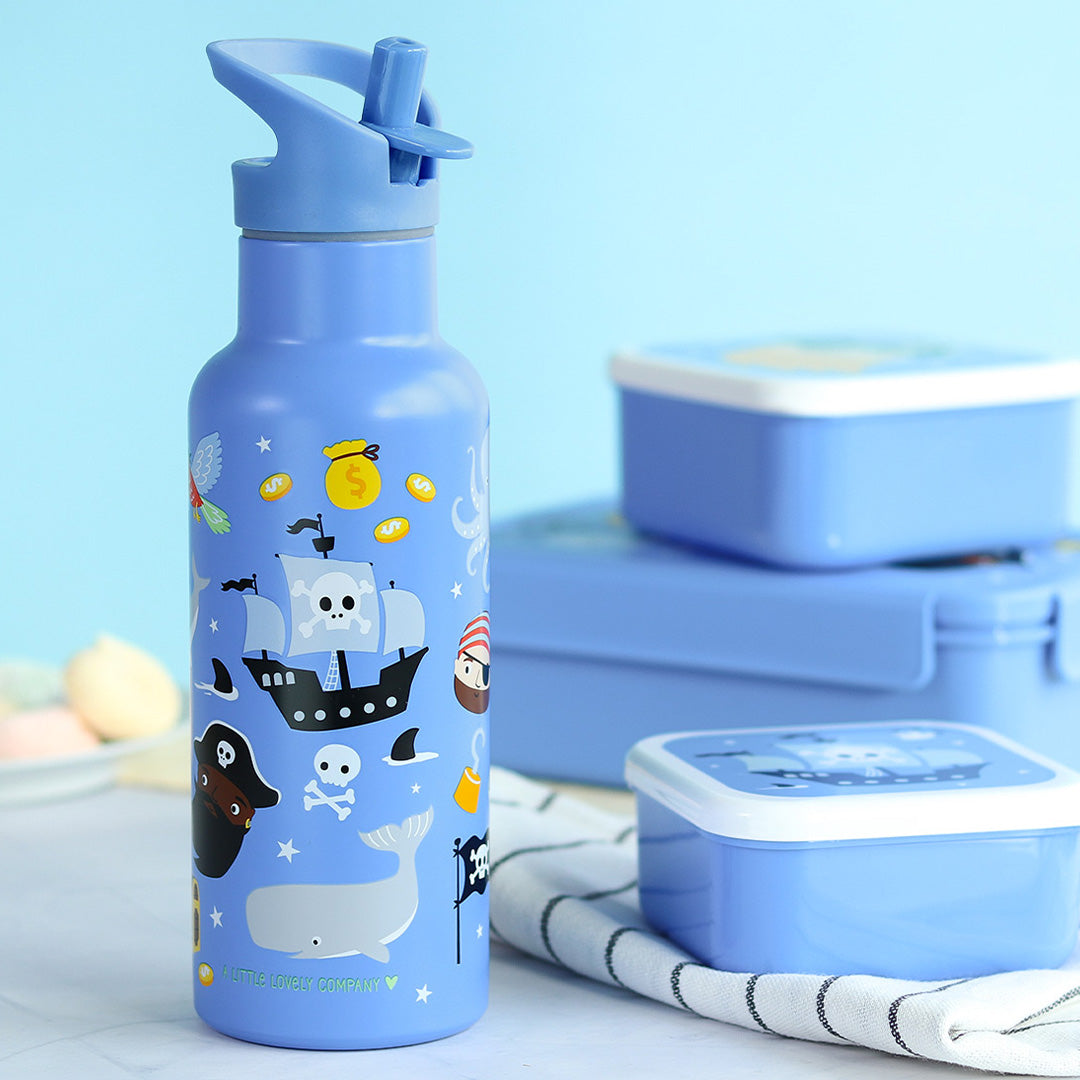 a little lovely company kinderdrinkfles met piratenprint, staand naast blauwe lunchboxen.