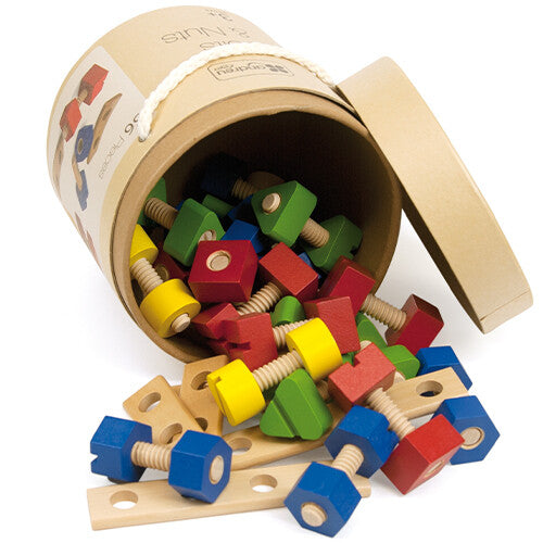 Andreu Toys houten constructieset met kleurrijke bouten en moeren die uit een kartonnen koker vallen.